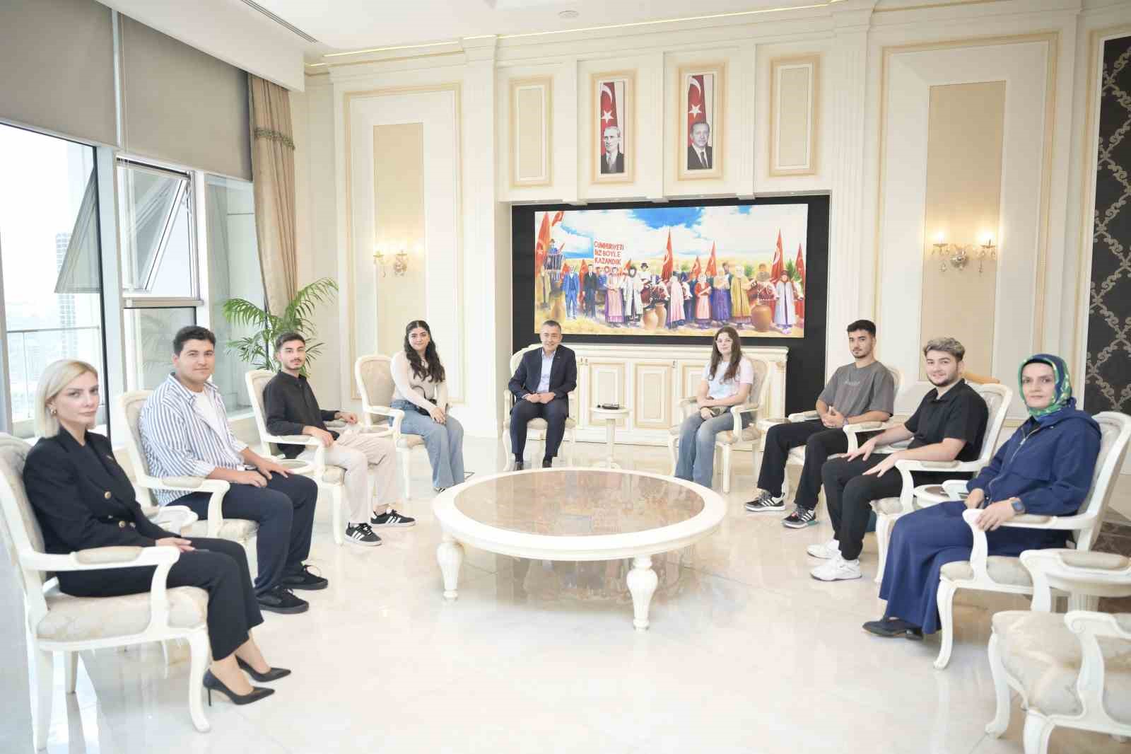 YKS&rsquo;de dereceye giren &ouml;ğrencilere Esenyurt Belediyesi&rsquo;nden İtalya &ouml;d&uuml;l&uuml;
