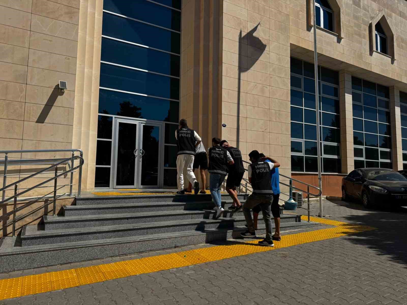 İzmir&rsquo;de zehir tacirlerine darbe: 11 operasyon, 11 tutuklama
