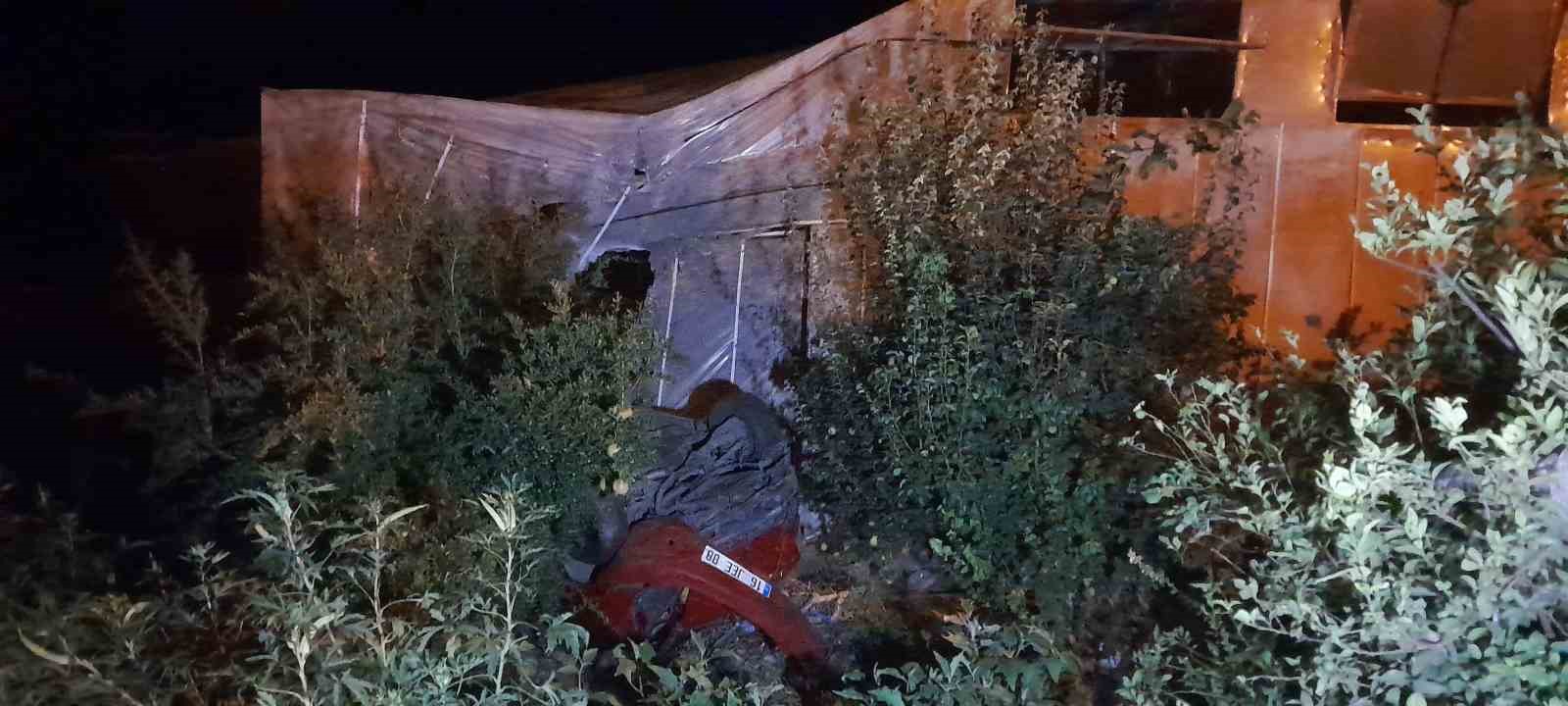 Yoldan çıkan otomobil seraya çarptı: 5 yaralı