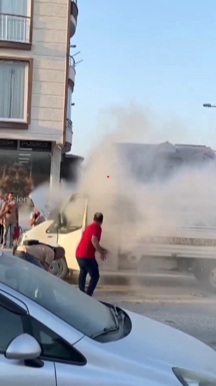 Alevlere teslim olan kamyonetteki yangına kolayla m&uuml;dahale ettiler
