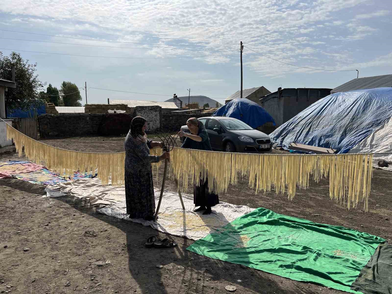 Kars’ta köylü kadınlar imece usulü erişte kesiyor