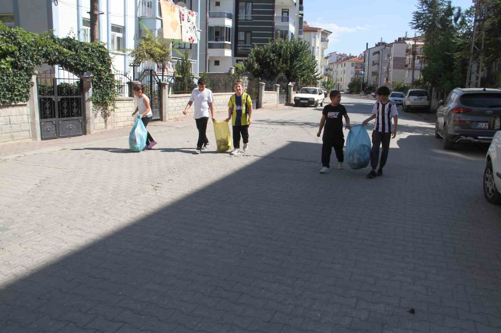 &Ccedil;evreci &ccedil;ocuklardan &ouml;rnek davranış
