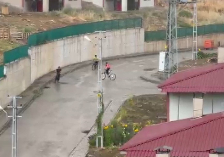 Yağmurun yağmasına en &ccedil;ok &ccedil;ocuklar sevindi
