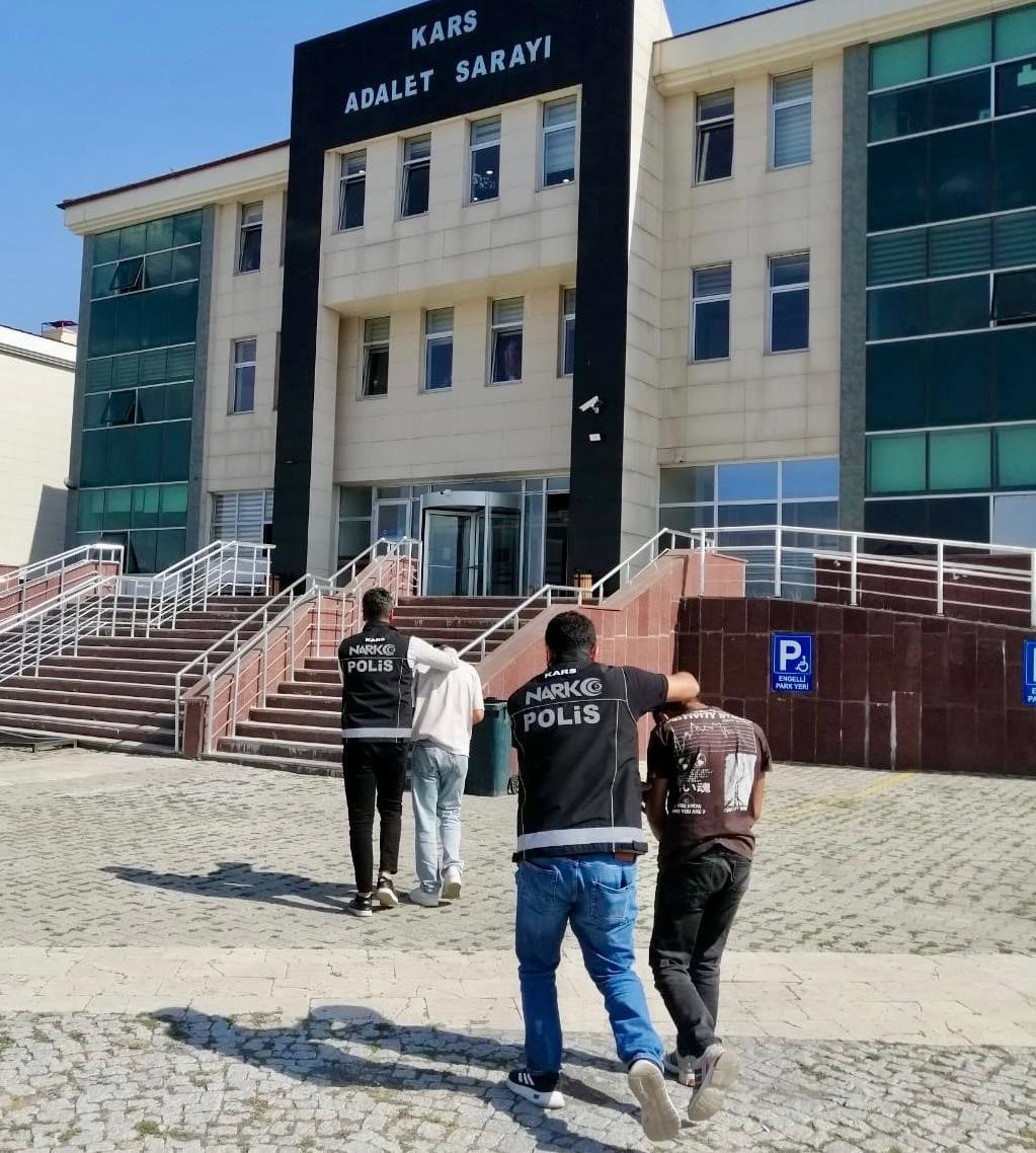 Kars&rsquo;ta 2 uyuşturucu taciri tutuklandı
