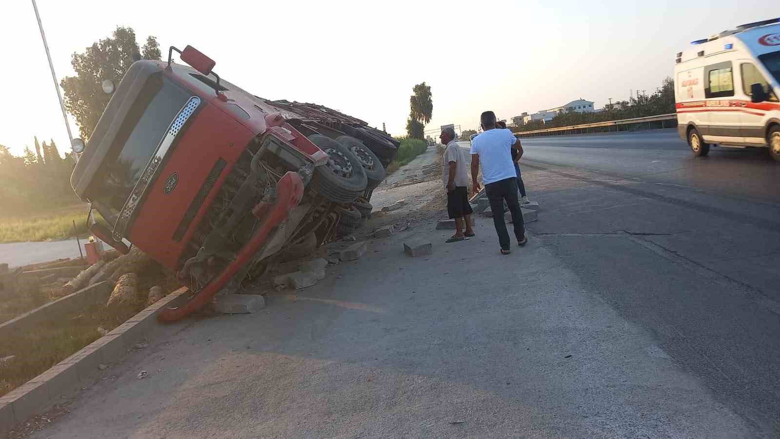 Lastiği patlayan tomruk yüklü kamyon devrildi, sürücü kazayı burnu bile kanamadan atlattı

