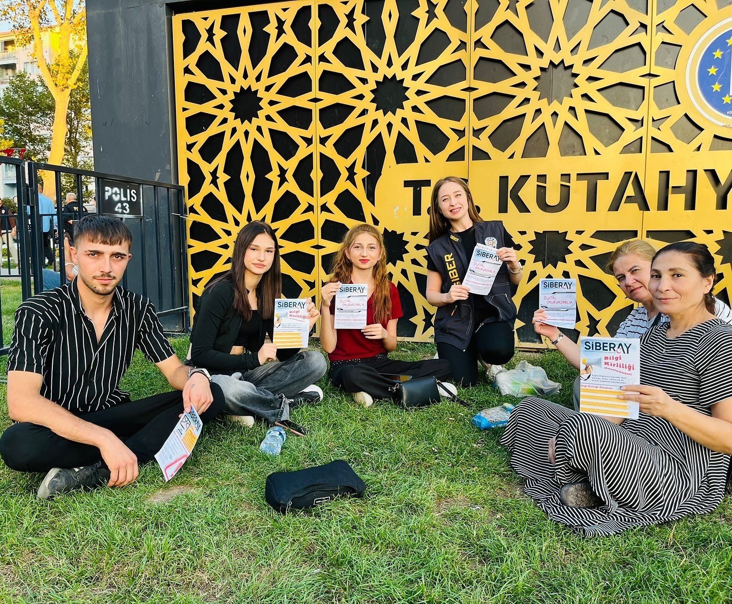 K&uuml;tahya&rsquo;da SİBERAY ekiplerinden sokakta bilgilendirme &ccedil;alışması
