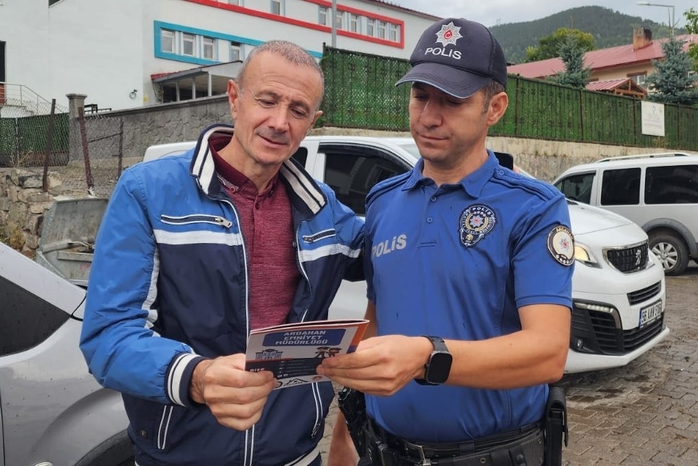 Polisten vatandaşa broşürlü uyarı
