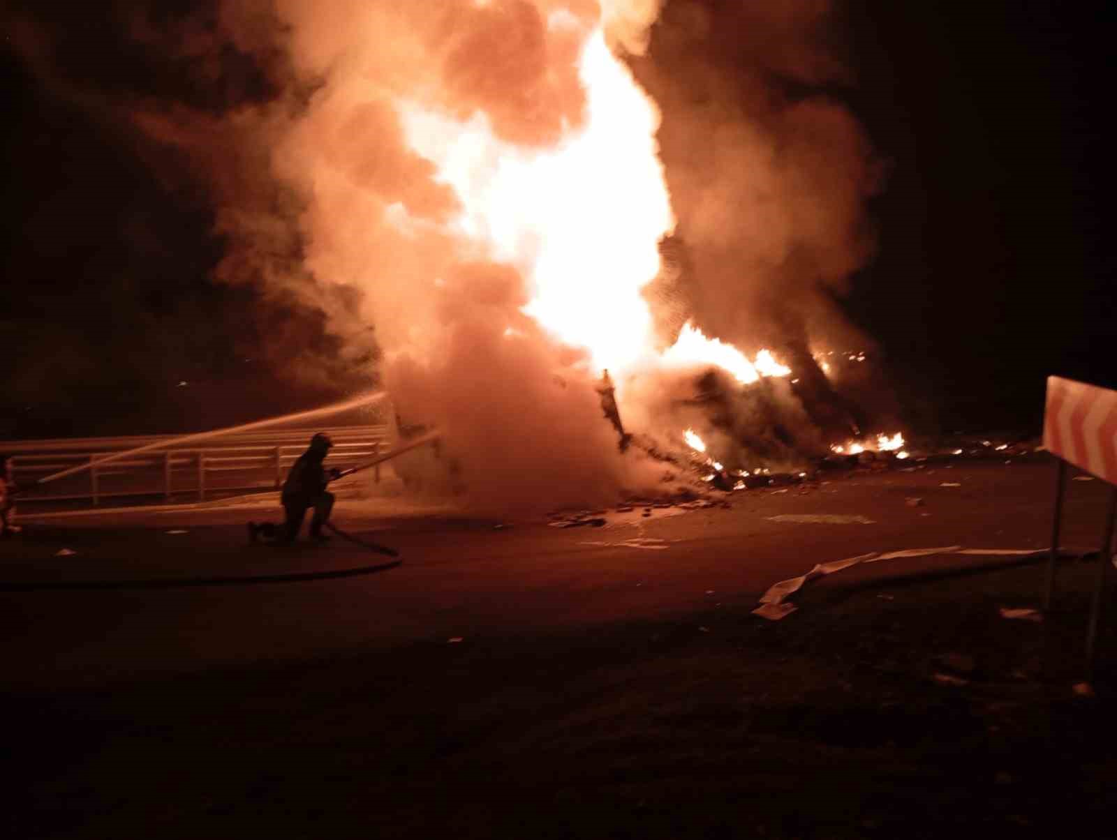 Cizre’de freni boşalan kamyon bariyerlere çarpıp devrildi, sürücü yanarak hayatını kaybetti