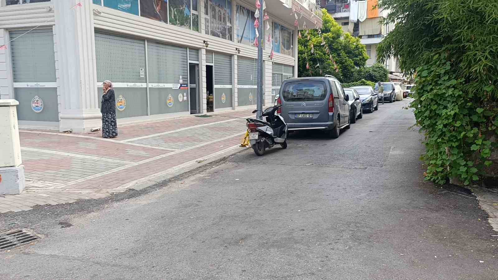 Manavgat&rsquo;ta hafif ticari araca &ccedil;arpan patenli &ccedil;ocuk yaralandı
