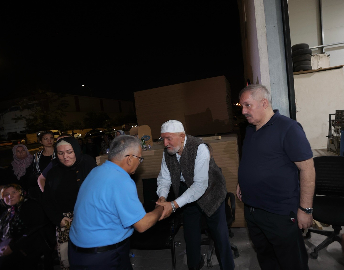 B&uuml;y&uuml;kkılı&ccedil;, yangın &ccedil;ıkan fabrikada inceleme yaparak ge&ccedil;miş olsun dileklerini iletti
