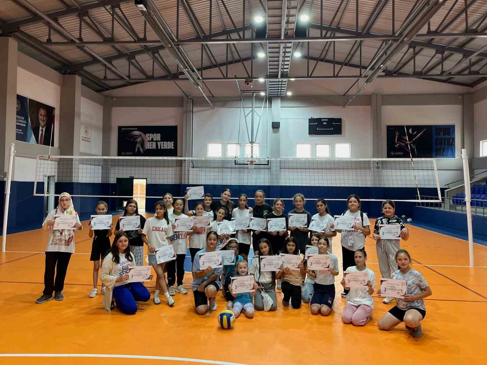 Pazaryeri’nde yaz spor okulları voleybol kursu tamamlandı