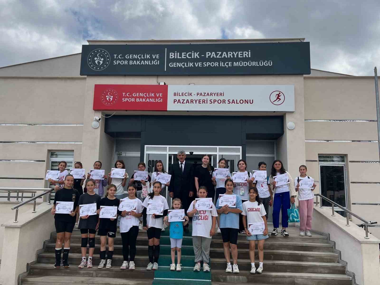 Pazaryeri&rsquo;nde yaz spor okulları voleybol kursu tamamlandı
