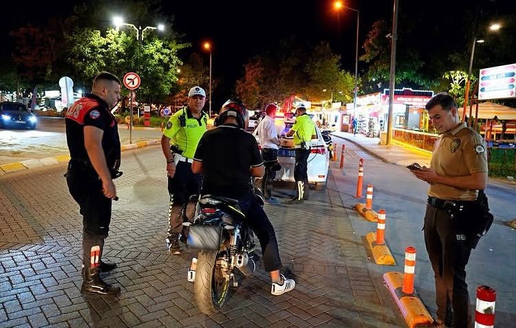 Isparta&rsquo;da park ve mesire alanlarında gece denetimi
