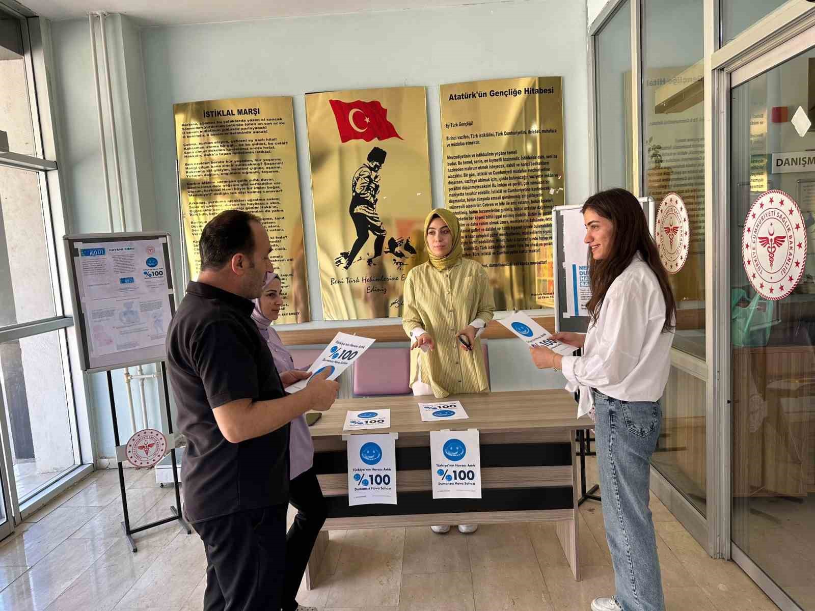 Derecik Devlet Hastanesi&rsquo;nde t&uuml;t&uuml;ns&uuml;z yaşama destek standı a&ccedil;ıldı
