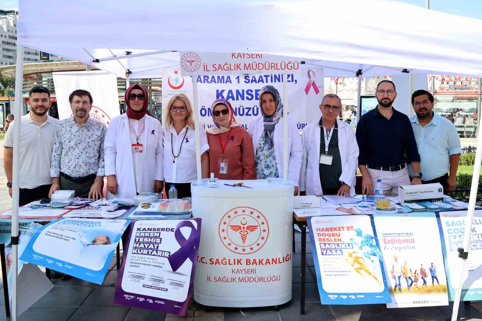 &lsquo;Sağlıklı Yaşam Standı&rsquo; Cumhuriyet Meydanı&rsquo;nda vatandaşlarla buluştu
