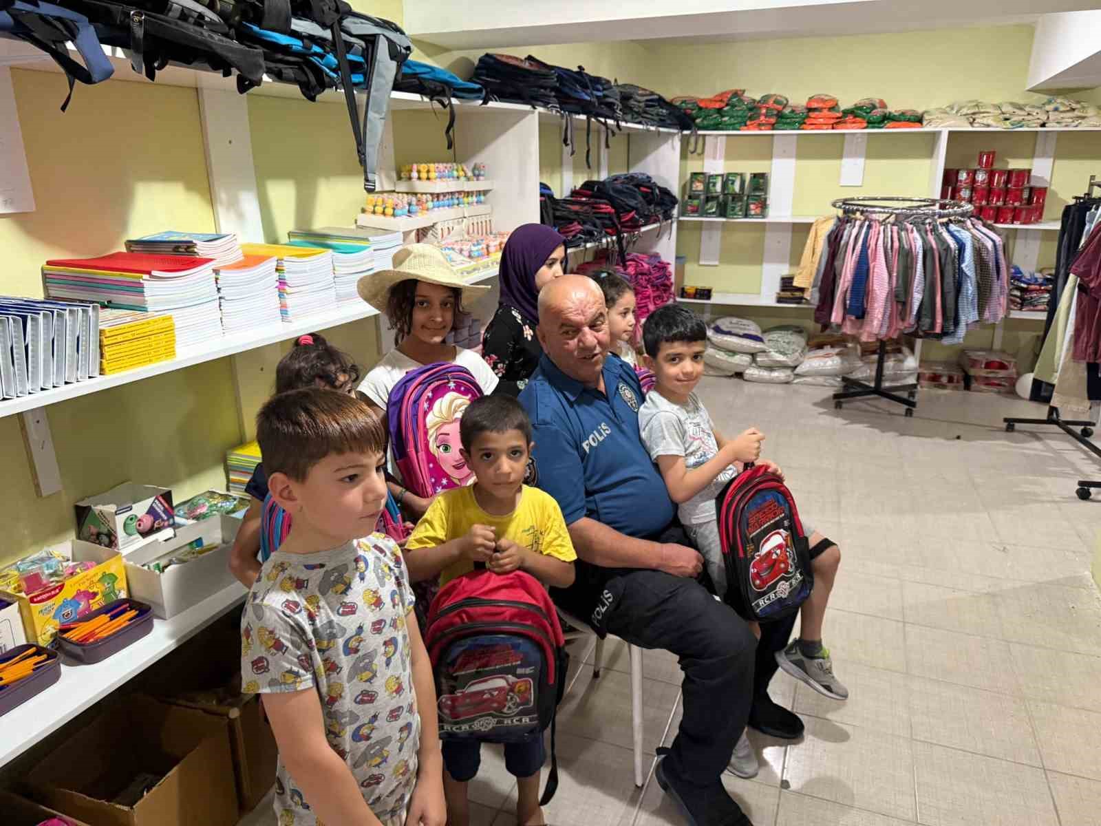 Polis memurunun ’Askıda Kırtasiye’ projesi binlerce çocuğa umut oldu