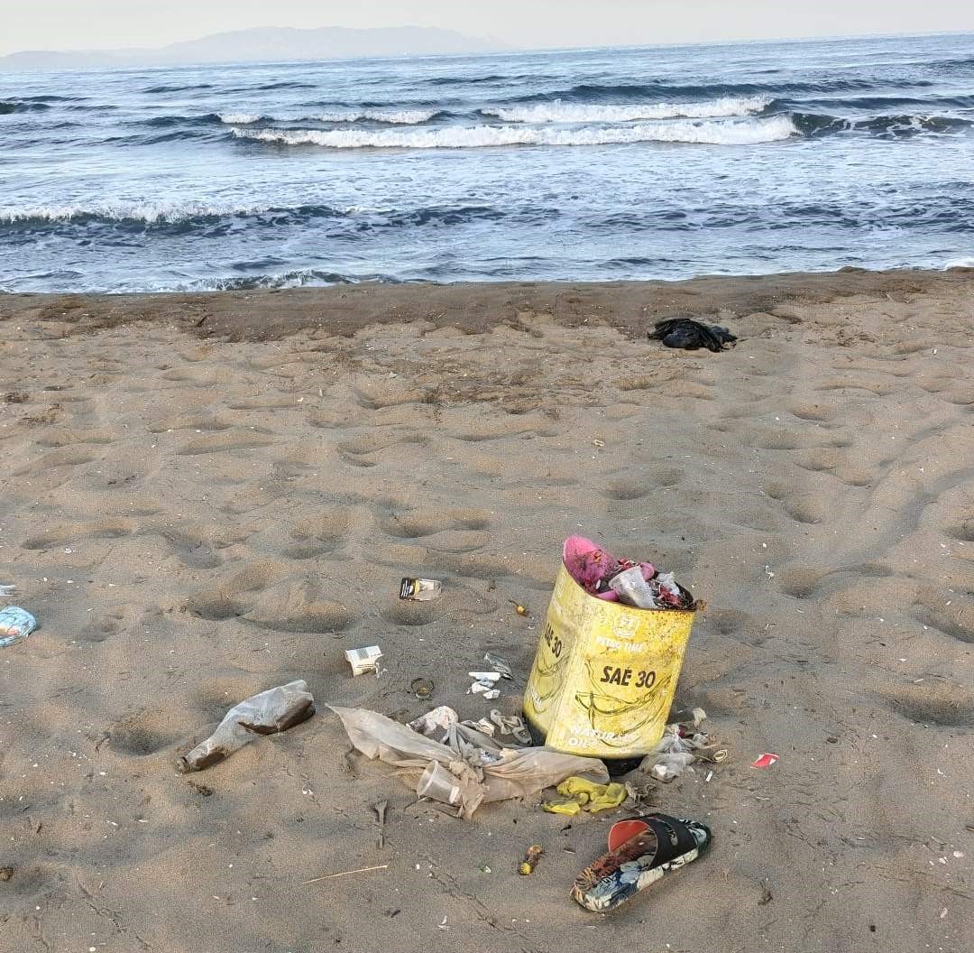 Pamucak kumsalı izmarit ve çöpten geçilmiyor