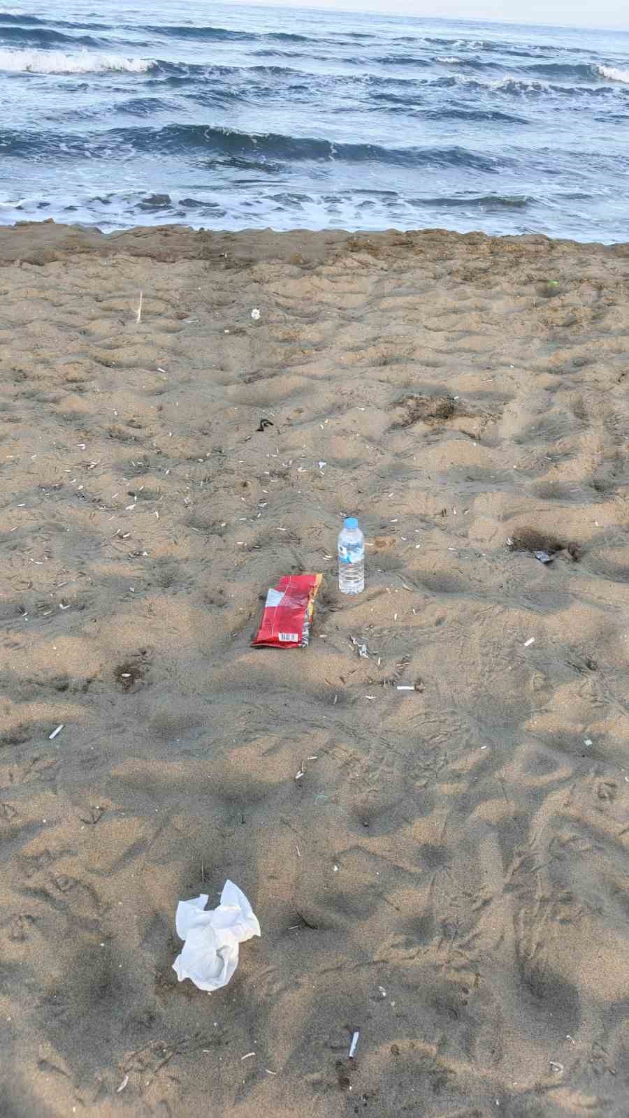 Pamucak kumsalı izmarit ve &ccedil;&ouml;pten ge&ccedil;ilmiyor
