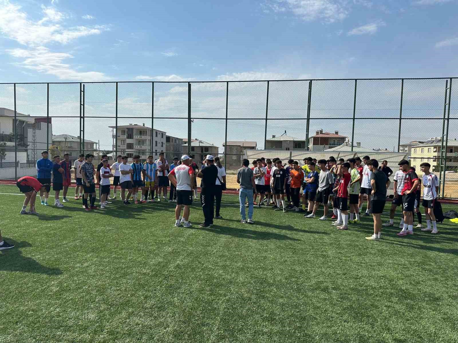 Van Büyükşehir Belediyespor futbolcu seçmelerine yoğun ilgi