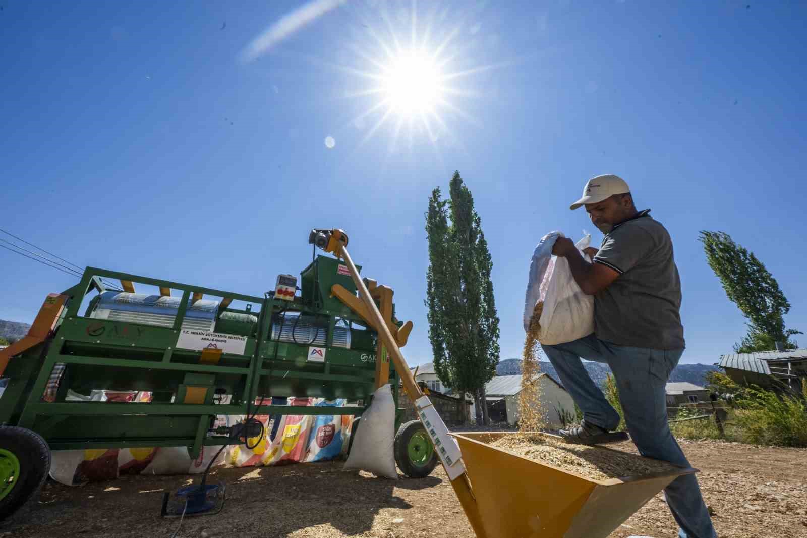 Mersin Büyükşehir Belediyesinden üreticiye ‘Tohum Eleme Makinesi’ desteği