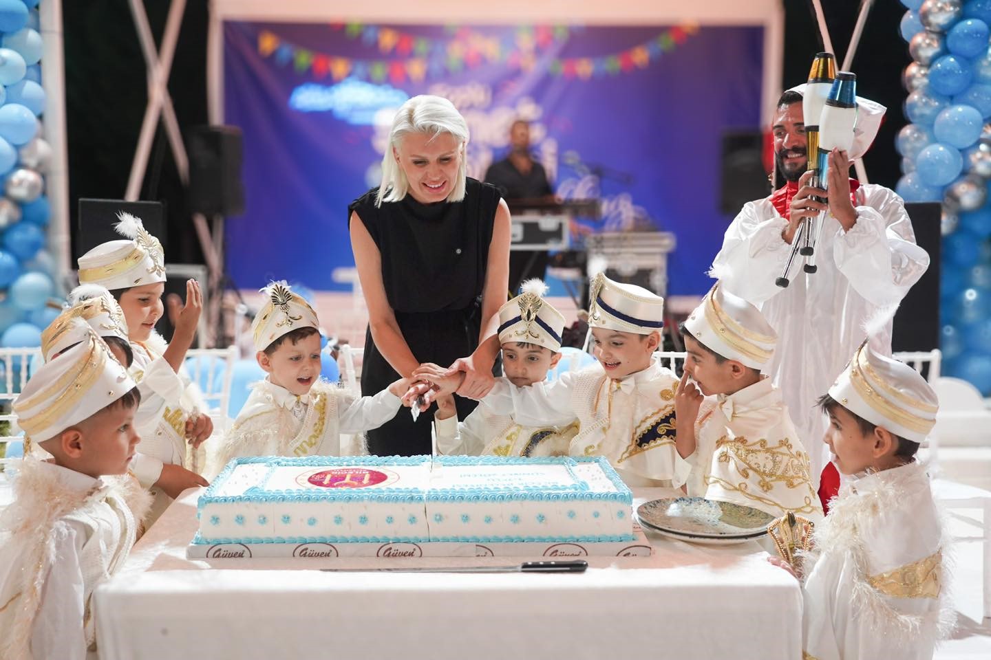 Nostaljik ara&ccedil;ları s&uuml;nnet aracı yaptılar, &ccedil;ocuklara şehir turu attırdılar
