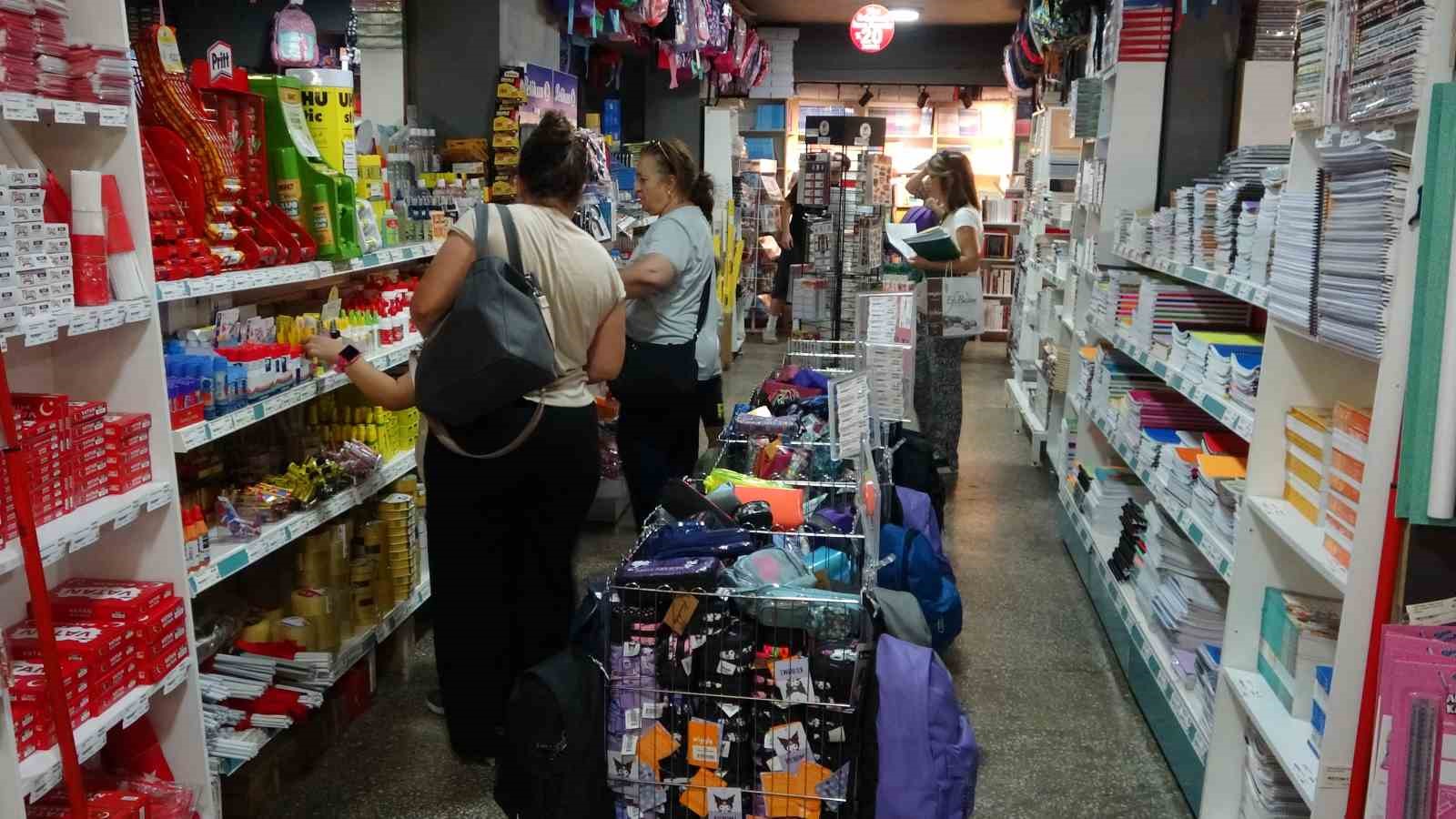 Kırtasiyeciler de veliler de bu seneki okul alışverişi maliyetlerinden memnun