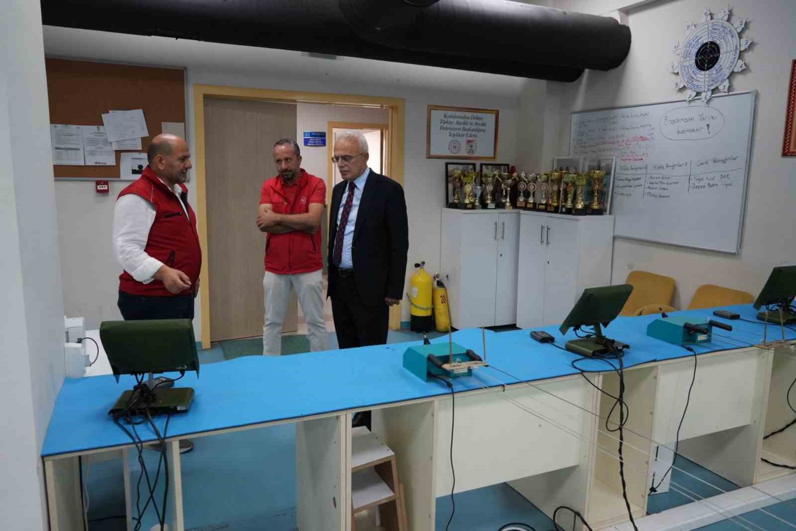 Arslantürk, Bahçeşehir Gençlik Merkezi’ni inceledi