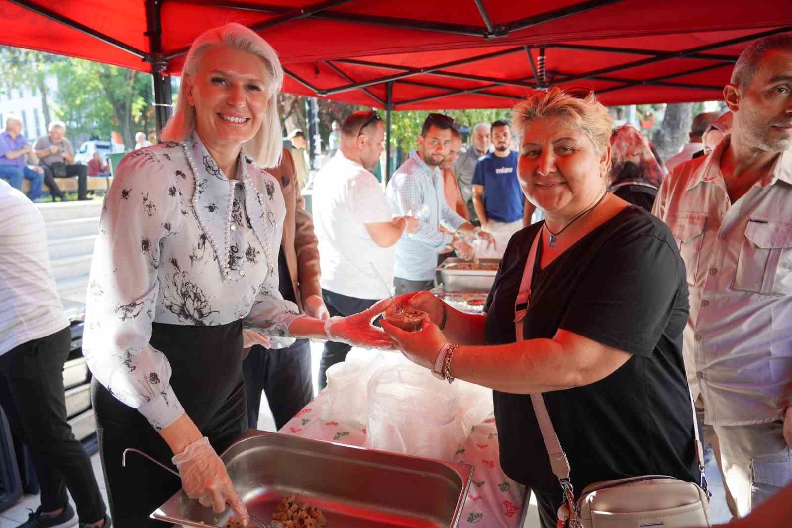 Başkan Subaşı vatandaşlara helva ikram etti