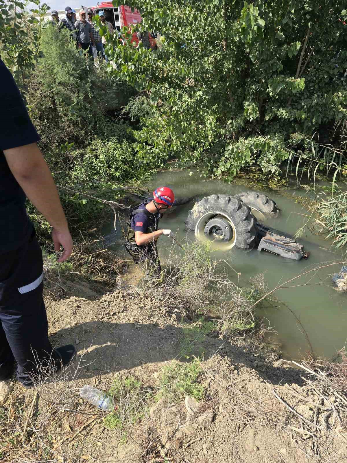 Sulama kanalına devrilen traktörün sürücüsü hayatını kaybetti