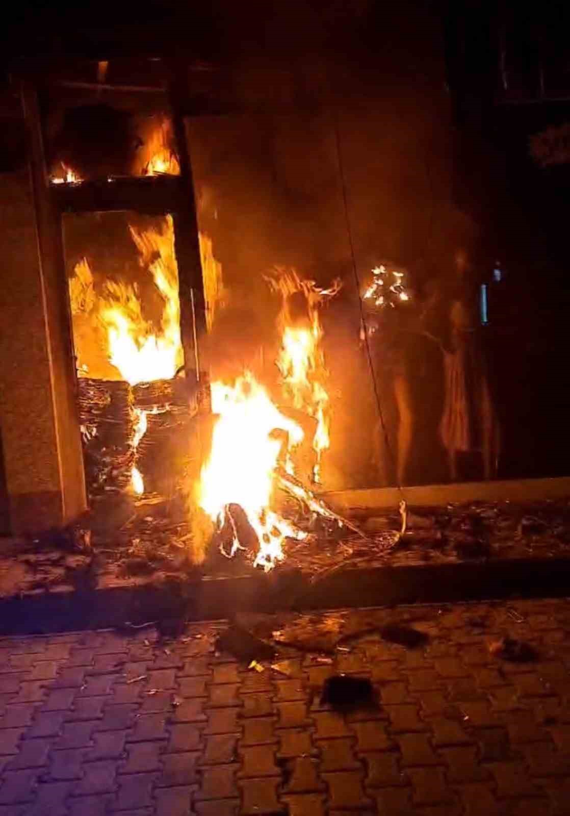 Adıyaman’da molotoflu kundaklama kameralara yansıdı
