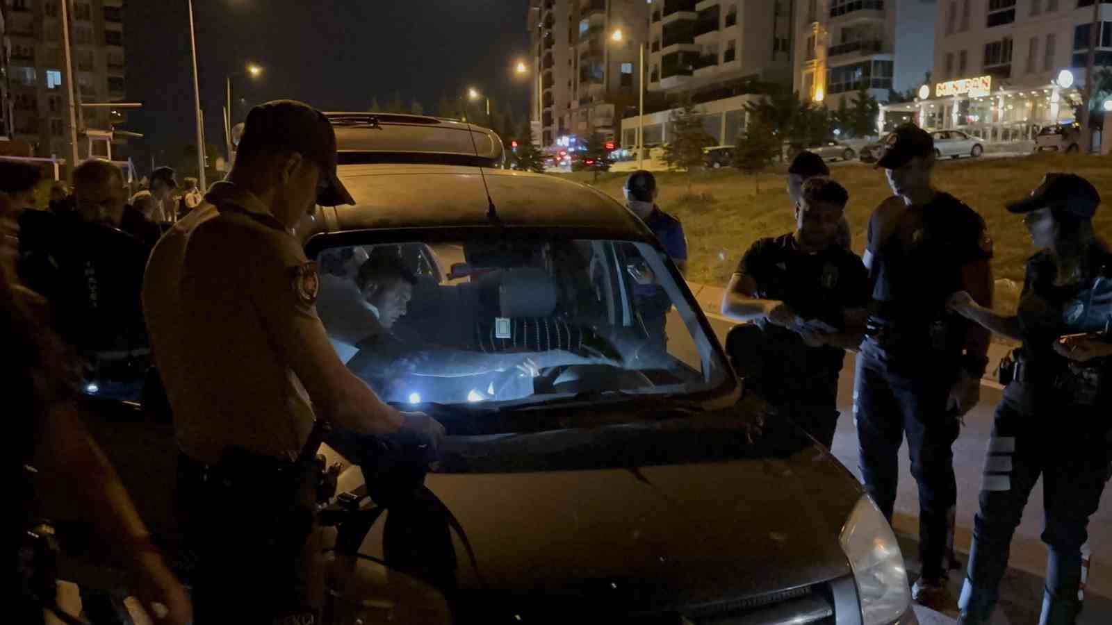 Edirne&rsquo;de şok uygulama: Ara&ccedil;lar didik didik arandı
