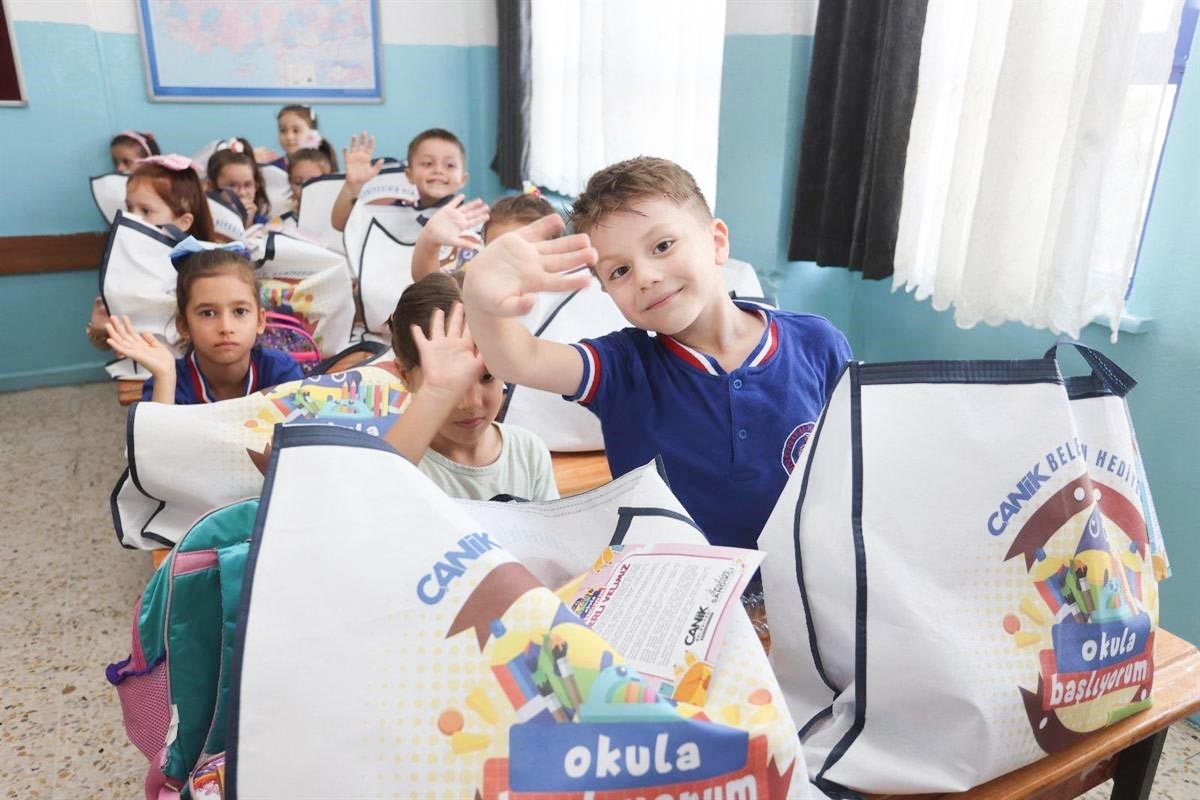 Canik&rsquo;te okula başlayan t&uuml;m &ouml;ğrencilere &ccedil;anta ve kırtasiye seti belediyeden
