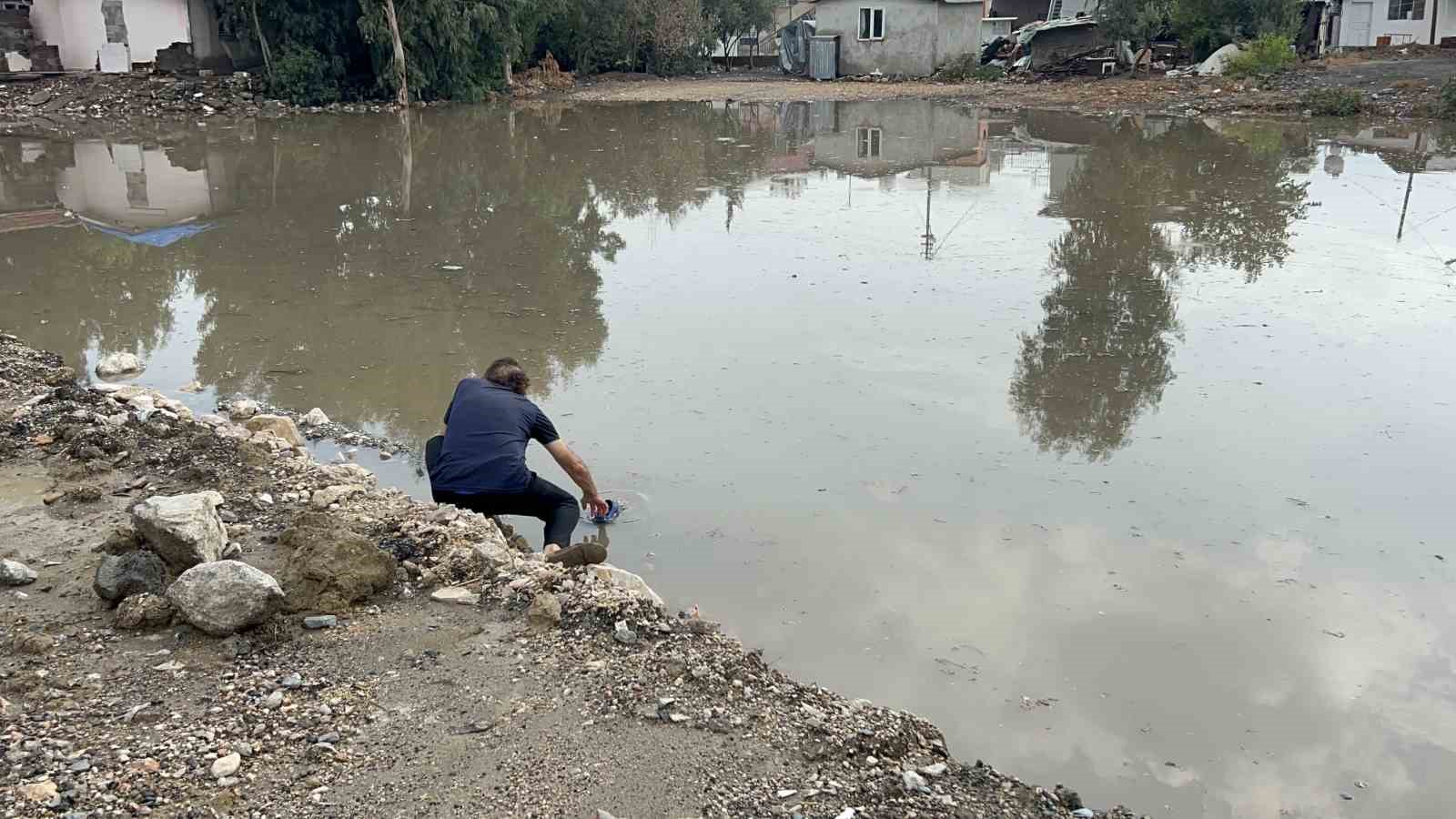Son 65 yılın en kurak döneminin yaşandığı Hatay’da sağanak yağış yolları göle çevirdi