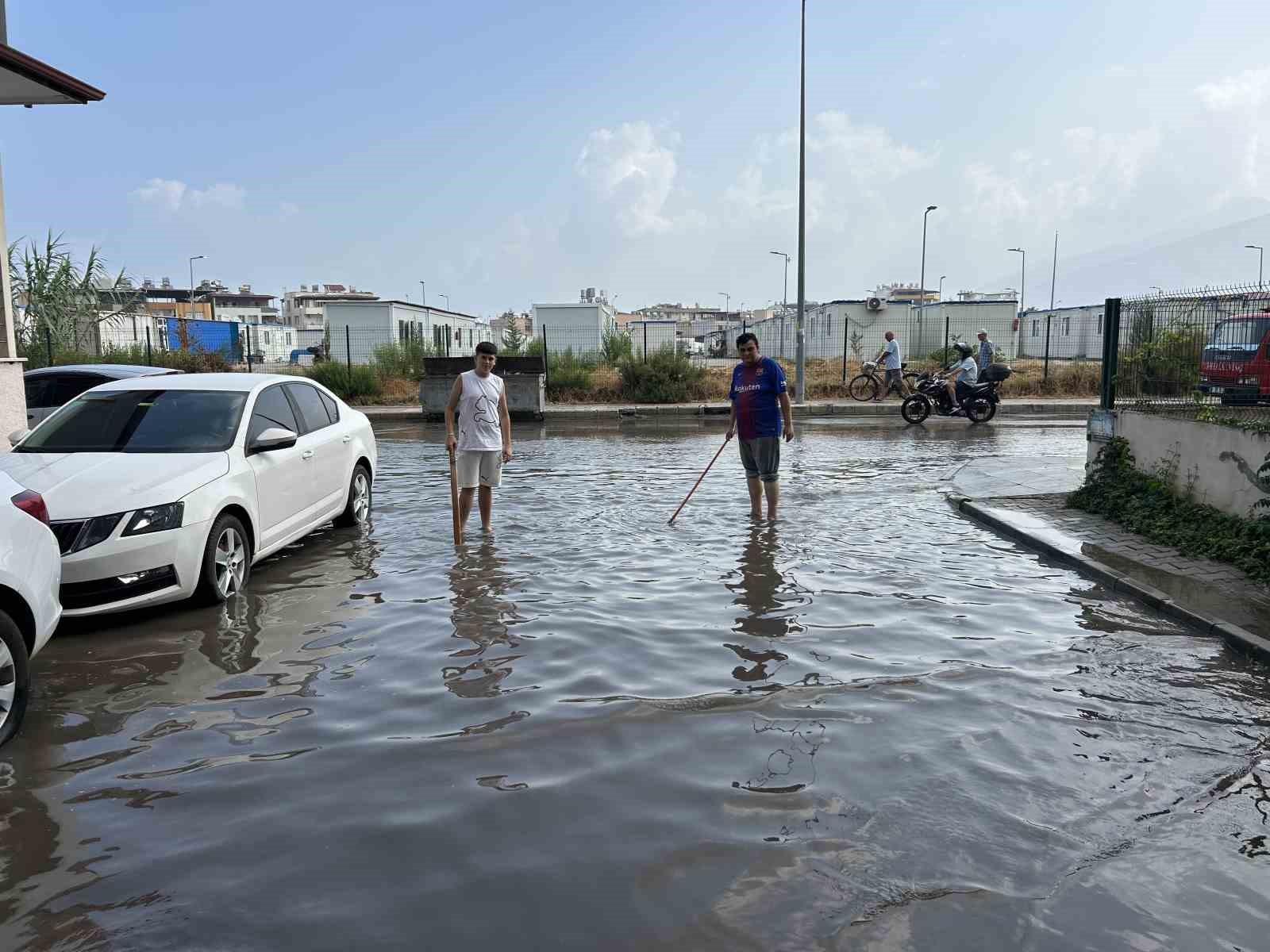 Son 65 yılın en kurak d&ouml;neminin yaşandığı Hatay&rsquo;da sağanak yağış yolları g&ouml;le &ccedil;evirdi
