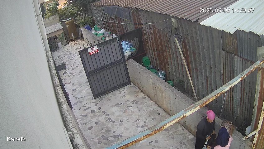 Bahçede kıyafet değiştiren kadınlar, merak konusu oldu