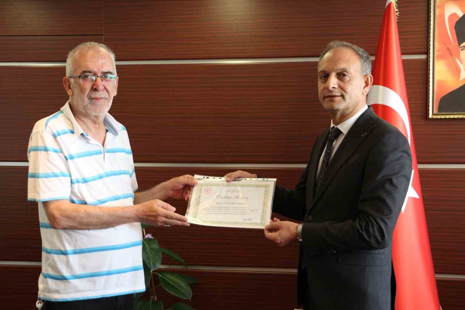 Elazığ’da sigarayı bırakan 2 vatandaşa ‘Teşekkür Belgesi’ verildi
