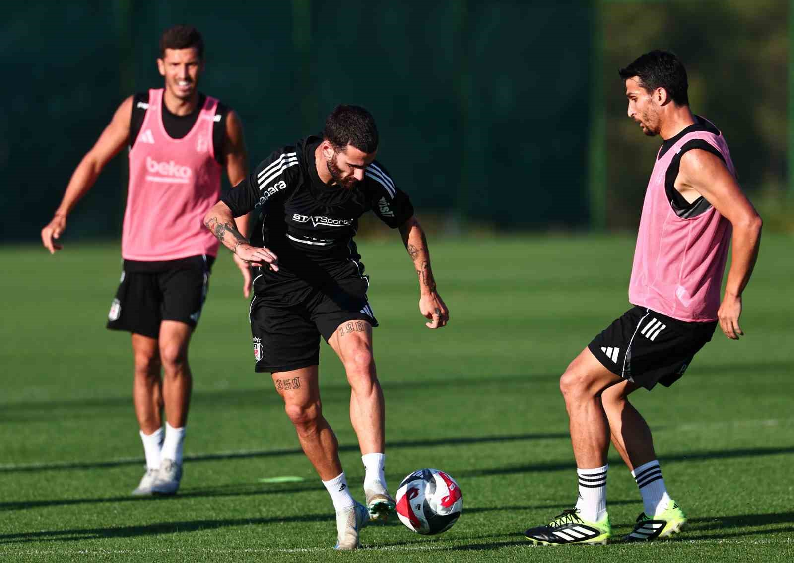 Beşiktaş, Başakşehir maçı hazırlıklarını çift antrenmanla sürdürdü
