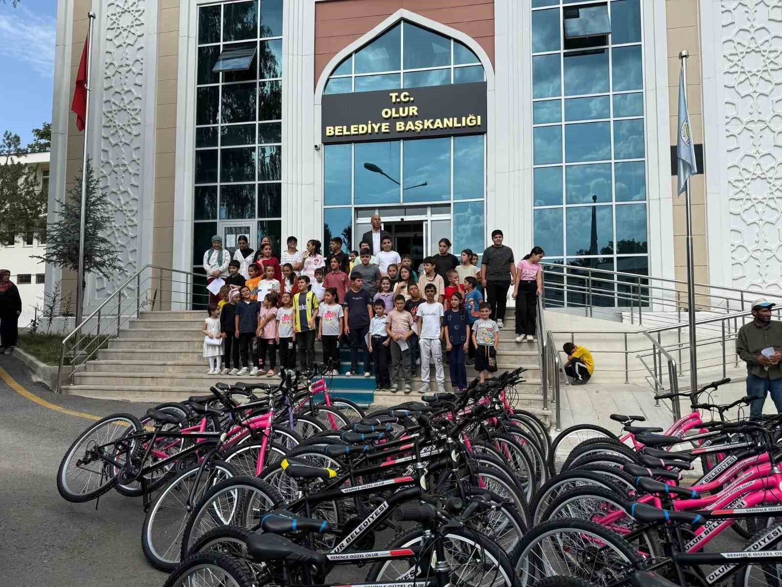 Olur Belediyesi 125 çocuğa bisiklet  hediye etti