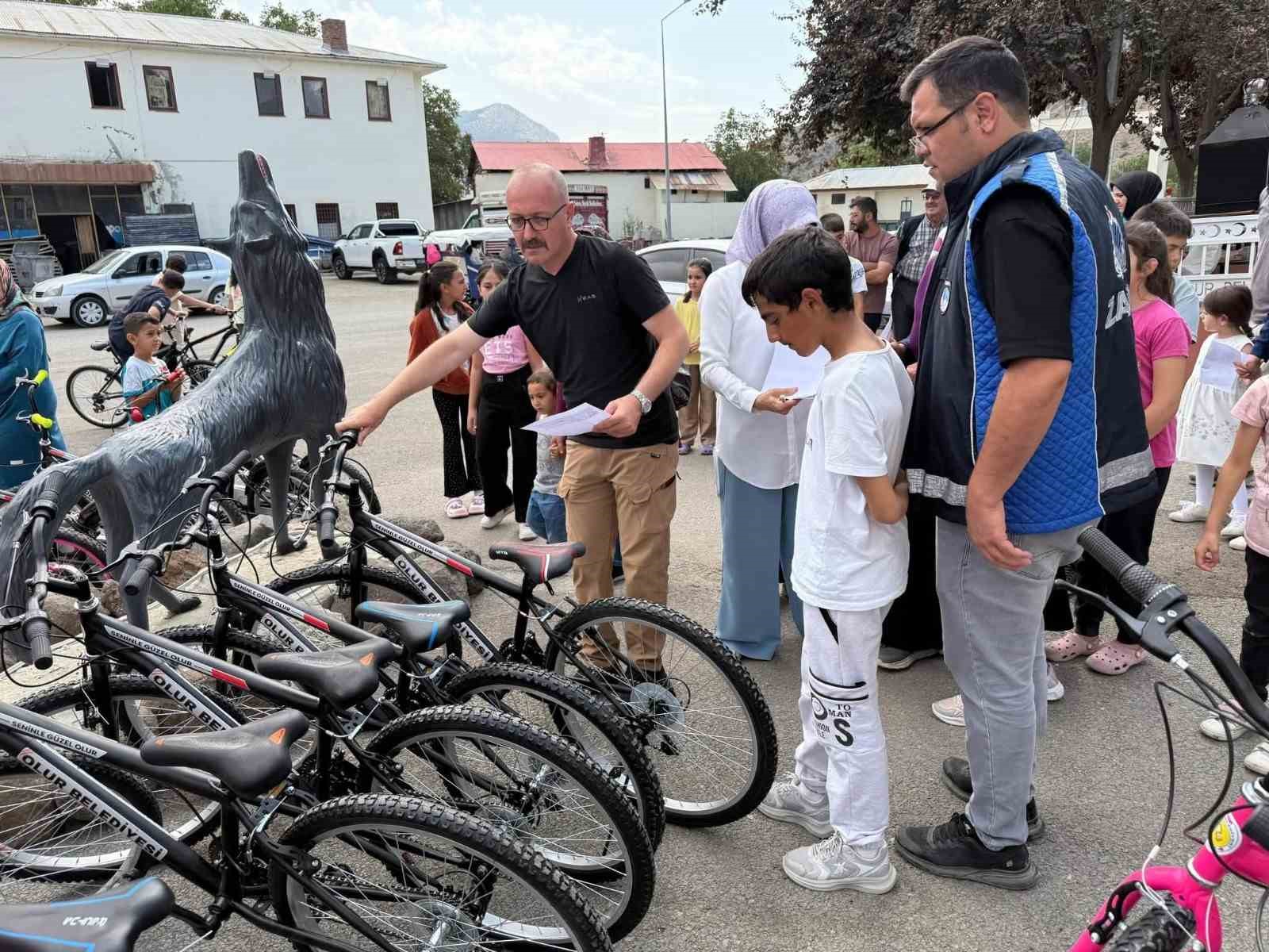 Olur Belediyesi 125 &ccedil;ocuğa bisiklet  hediye etti
