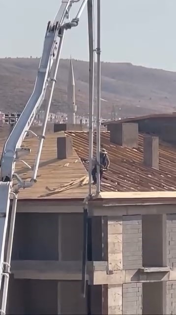 Beton pompasını asans&ouml;r gibi kullandı, metrelerce y&uuml;ksekliğe &ccedil;ıktı
