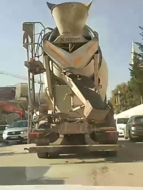 Yola beton dökerek ilerledi