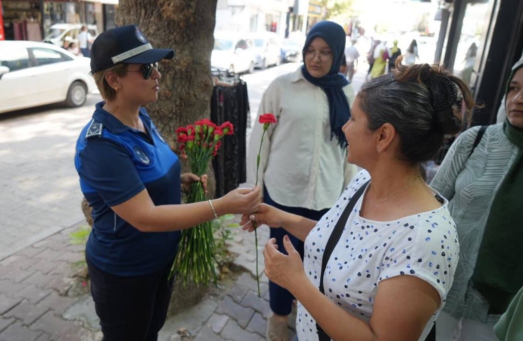 Adıyaman Belediyesi zabıtası esnafa kırmızı karanfil dağıttı