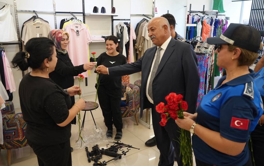 Adıyaman Belediyesi zabıtası esnafa kırmızı karanfil dağıttı
