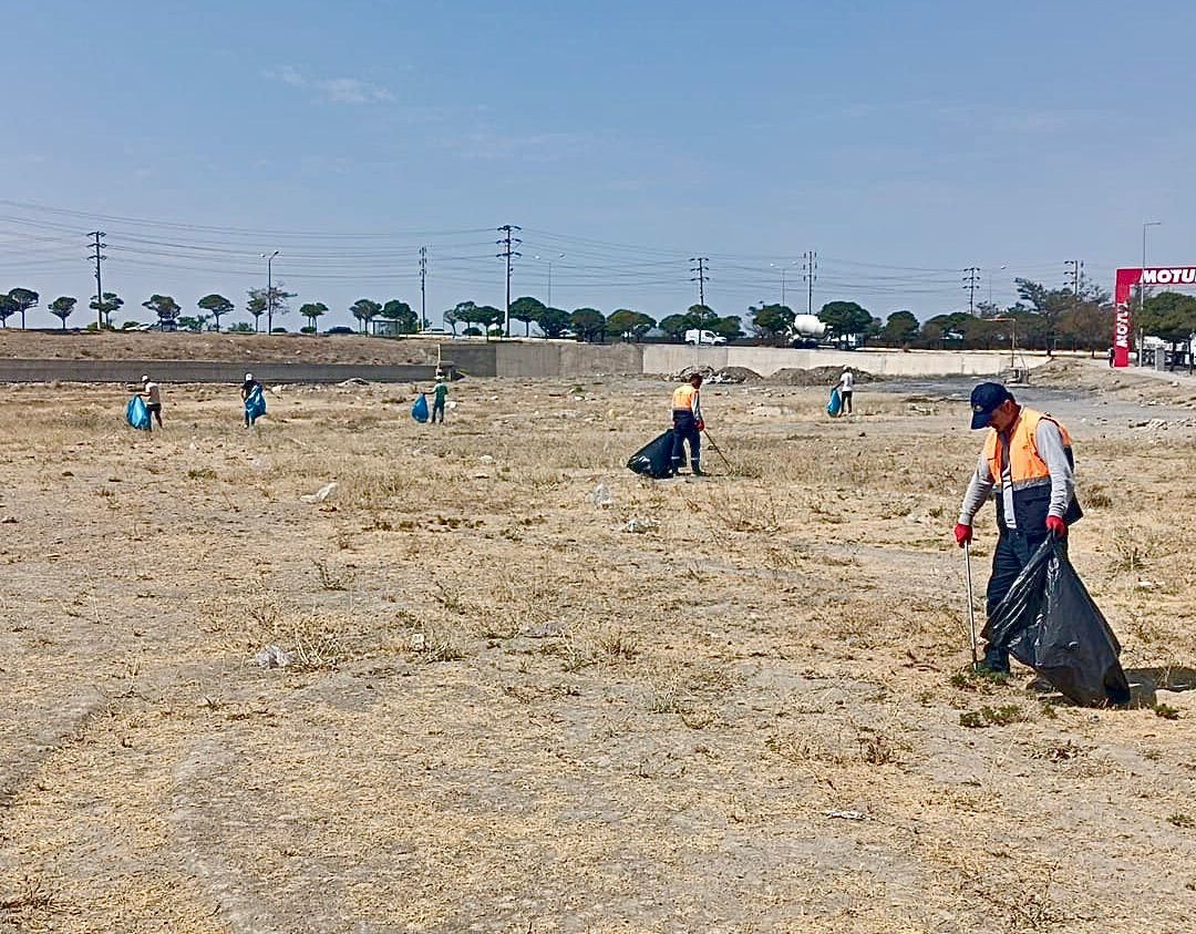Van Büyükşehir Belediyesi kent genelinde temizlik çalışmalarını sürdürüyor