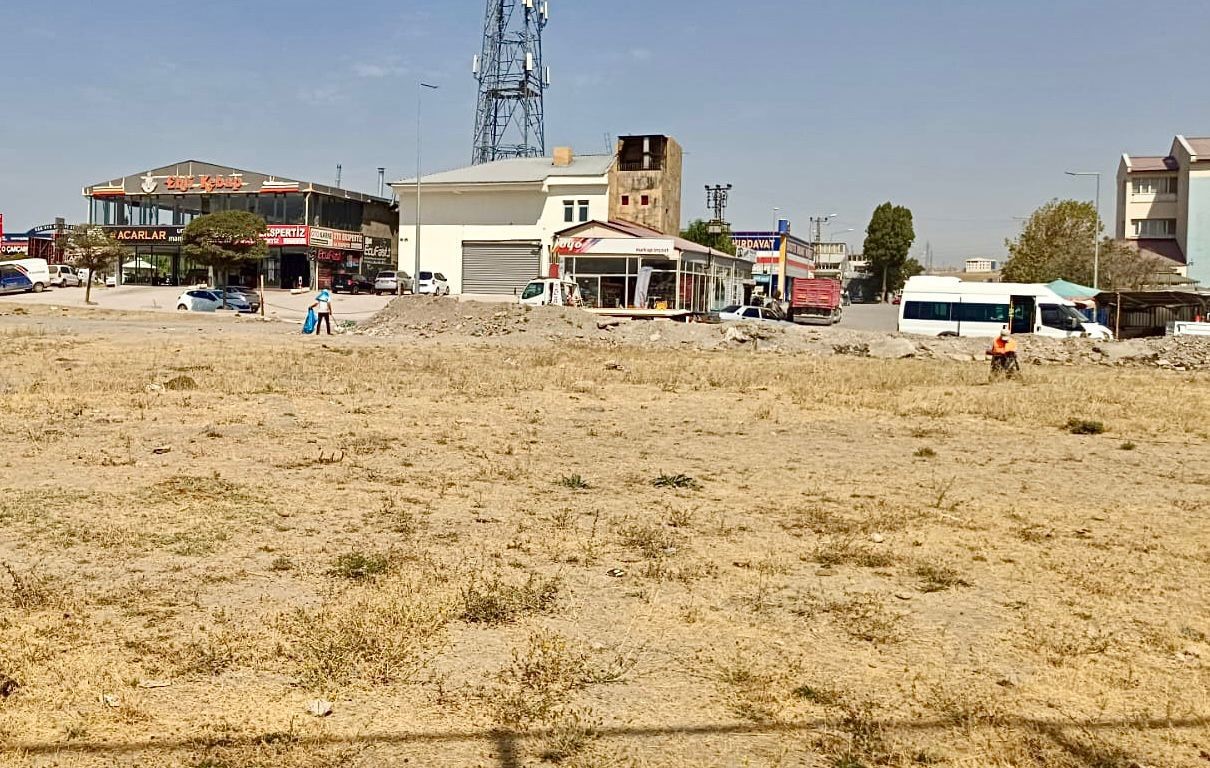 Van B&uuml;y&uuml;kşehir Belediyesi kent genelinde temizlik &ccedil;alışmalarını s&uuml;rd&uuml;r&uuml;yor
