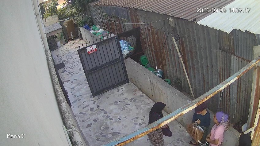 Bahçede kıyafet değiştiren kadınlar, merak konusu oldu