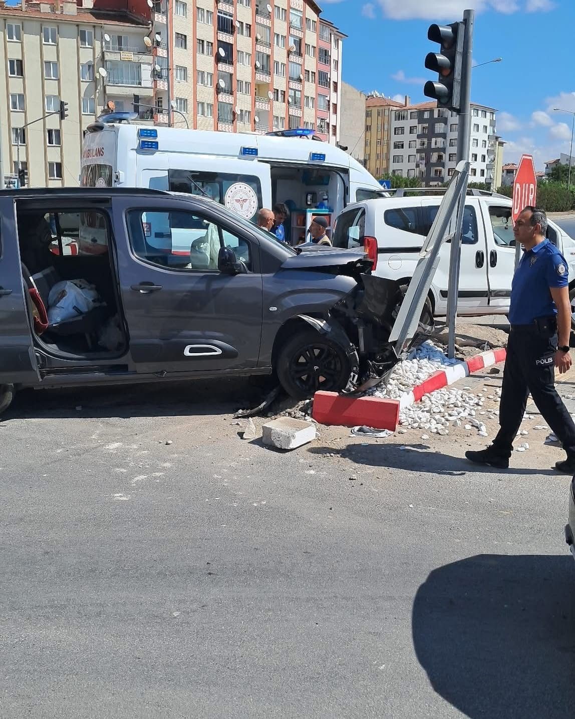 &Ccedil;orum&rsquo;da 3 ara&ccedil; kavşakta &ccedil;arpıştı: 2 yaralı
