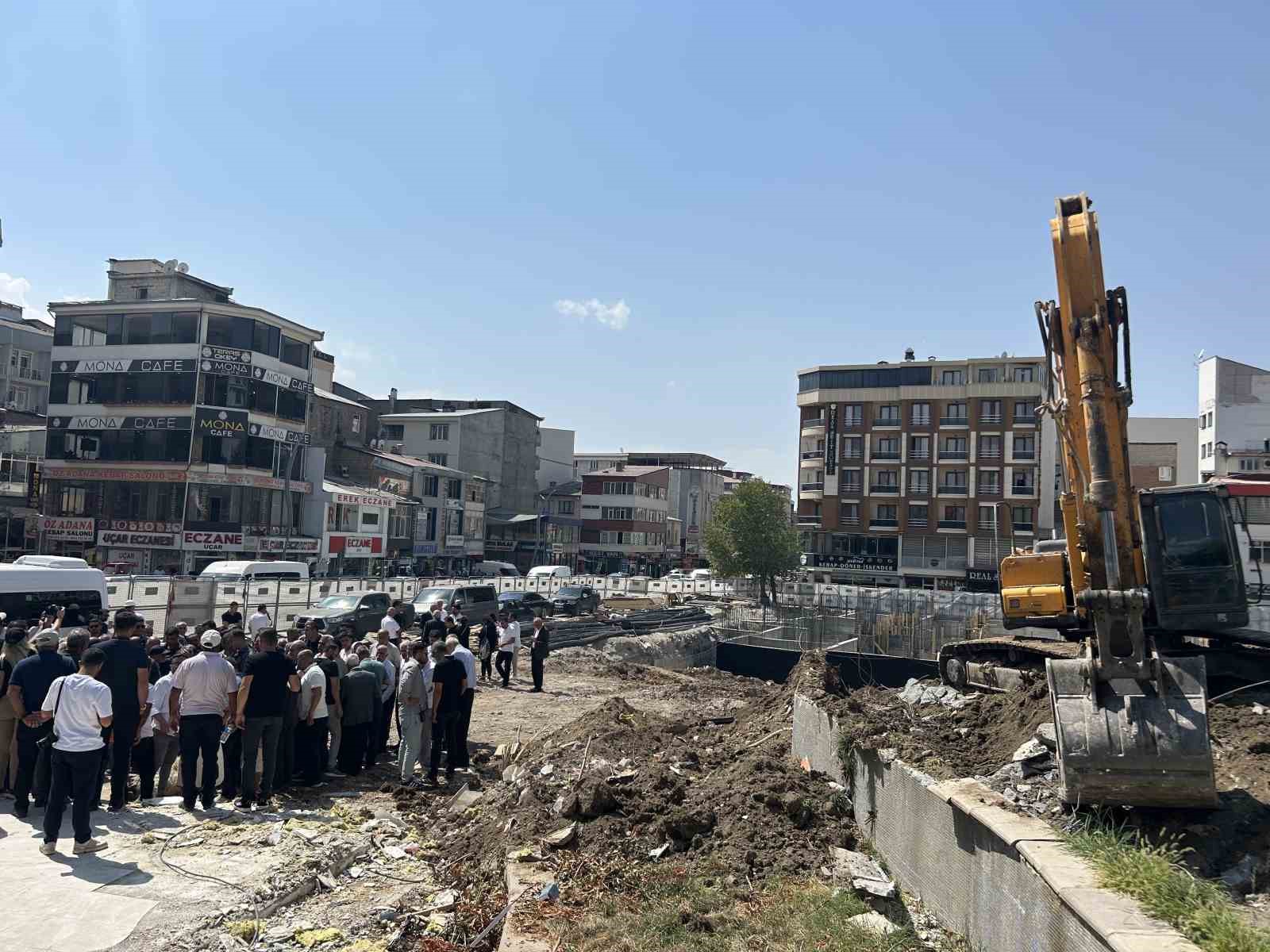Van Valisi Balcı, Hazreti &Ouml;mer Camii inşaatını inceledi
