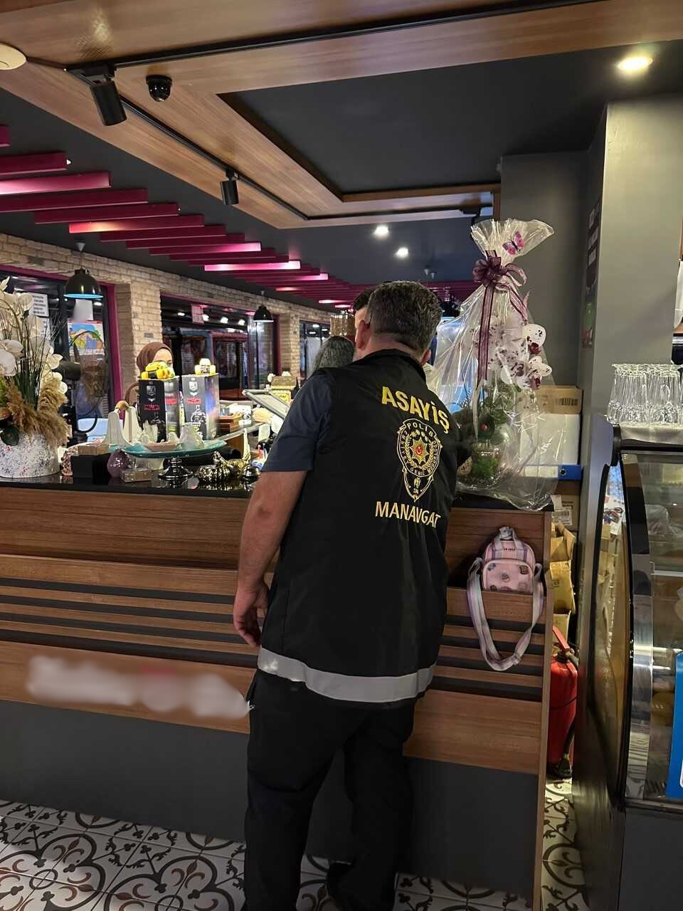 Antalya&rsquo;da eş zamanlı denetimlerde binlerce kişi sorgulandı
