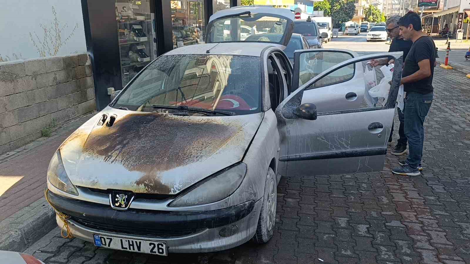 Antalya’da seyir halindeki otomobil yandı